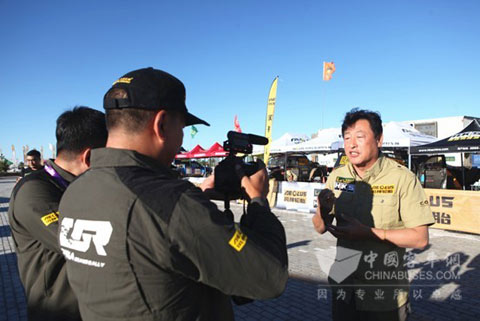 中国“车王”卢宁军在天鹅湖接受新闻媒体的采访