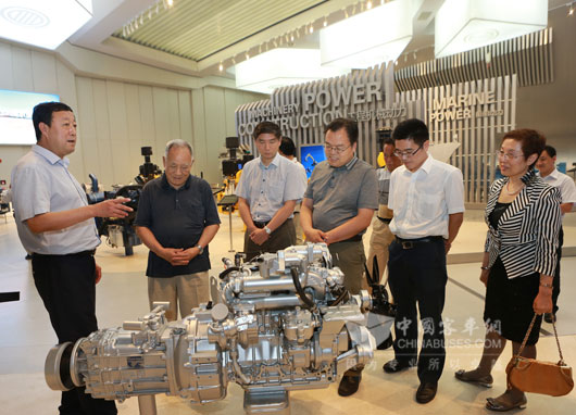 陪同何部长参观潍柴