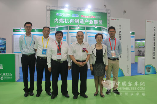 陪同何部长参观再制造展