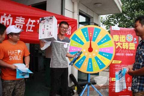 获奖人员高兴的展示自己的奖品