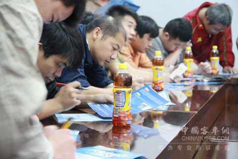 在江南公交认真填写问卷的参与者