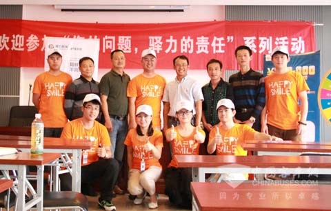 丁贤民经理（后排右三）与驿力科技工作人员合影