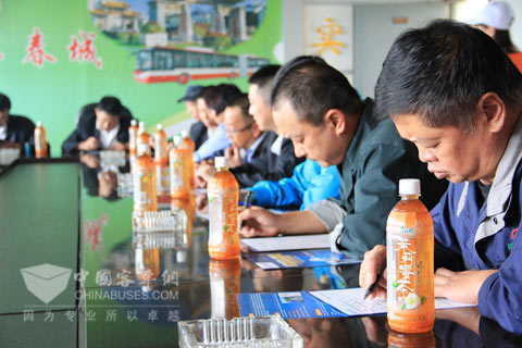 昆明活动现场，参与人员正在认真填写问卷