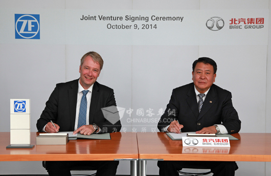 采埃孚首席执行官斯特凡•索默博士和北汽集团董事长徐和谊先生在德国采埃孚总部签署建立乘用车车桥系统组装的合资企业的初始合同