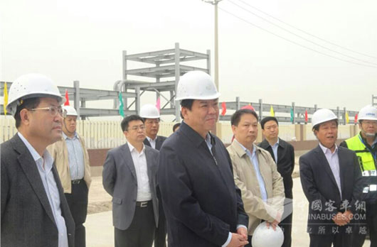 袁书记(中)在考察现场