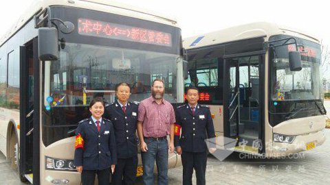 西安双特的技术人员为延安公交的驾驶员和维修技师提供了关于自动变速器操作和维护保养的专