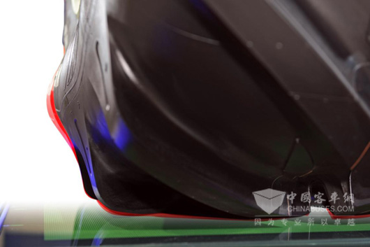 MICHELIN Ultraflex技术工作中：接地面加大、胎侧变形