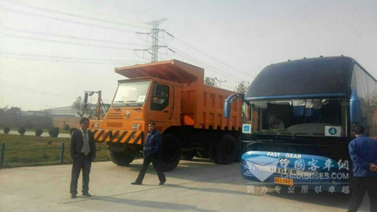 活动现场的商用车均配装双特FC6A系列液力自动变速器