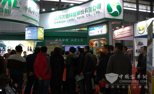 龙蟠展位前络绎不断的观众人群