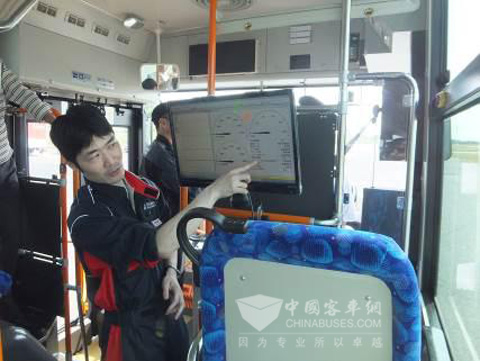 工程师正在根据从变速箱实时传输的数据来解释三种换挡模式