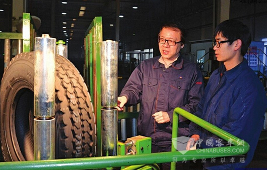 刘玉彩(左，重庆大足区人大代表)正在查看新投用的轮胎自动检验线