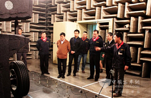 参观噪音实验室