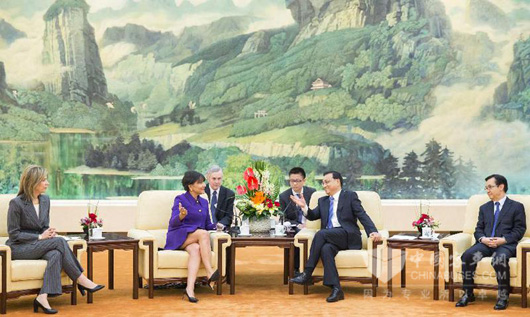 国务院总理李克强在北京人民大会堂会见美国总统代表、商务部长普里茨克