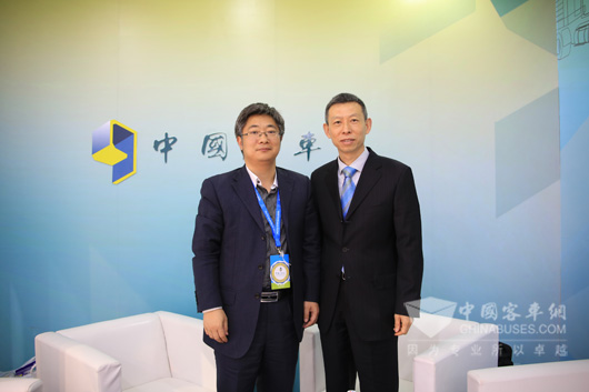 康明斯公司副总裁，东风康明斯发动机公司总经理王宁（右）与中国卡车网总编辑吴永强合影