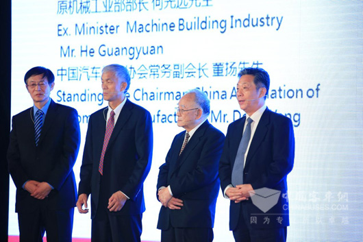中国汽车工业协会常务副会长董扬及中国工程机械工业协会会长祁俊发言