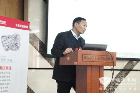 北京红十字血液中心主管运输工作的李兰凯登台发言