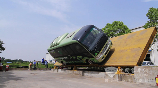 E7侧翻角度为45度,远高于国家标准规定的28度