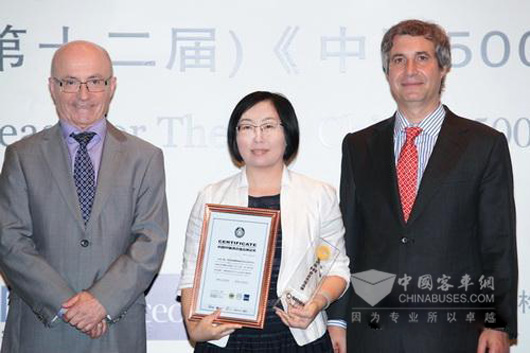 集团公司规划部副总经理陈曼华（中）代表玉柴领奖