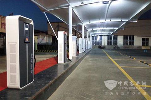 装配恒瑞充电桩的电动汽车充电站