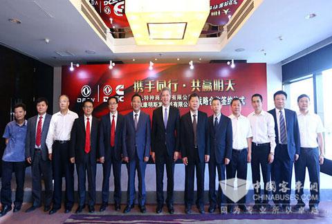 东风康明斯公司与东风特种商用车有限公司签署战略合作协议