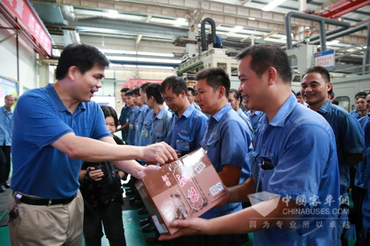 卢道东（左）为员工送上清凉饮料