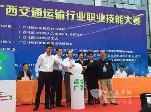 　玉柴股份副总裁王利民（左一）等共同为活动启幕