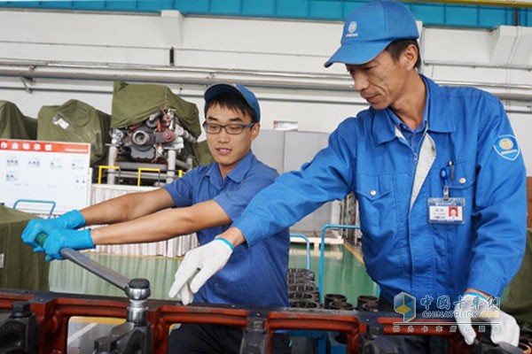 工作中的杨刚指导同事（右）